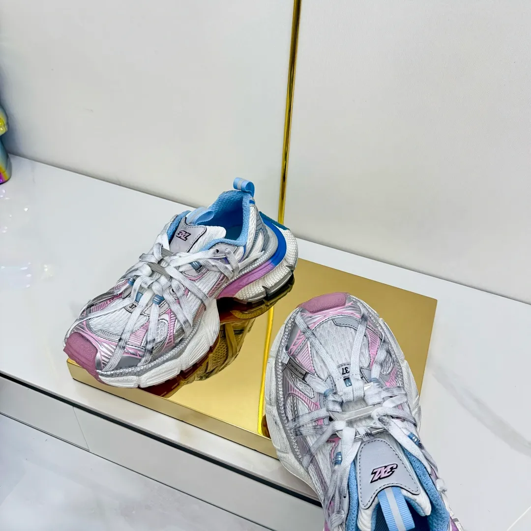 👟👟Ex-factory price 820👟👟 Balenciaga Balenciaga's latest popular 9th generation 3XL Sneaker Spider-Man series, couple's dad shoes, original purchase, development and production. Balenciaga 3XL Sneaker's overall shoe shape draws on the creative ideas of Balenciaga Track and Balenciaga Runner. It is equivalent to removing the outer frame of the Track shoe body while inheriting the streamlined shape and shape of the Runner. Track flat toe, new color matching, the entire shoe body is integrated into the spider binding shoelace design decoration, the exaggerated shape is more prominent. Fabric: original customized imported technical fabric + mesh inner lining: original customized breathable mesh lining. Outsole: original molded 5-layer ultra-light MD combination rubber sole. Bottom thickness: 5CM. Size: 35-45. Original packaging.